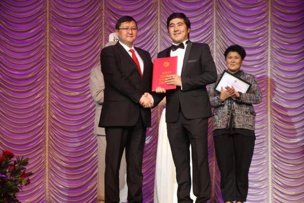Шымкент: Солист театра Айбек Канатбек награжден грамотой министра культуры Кыргызстана