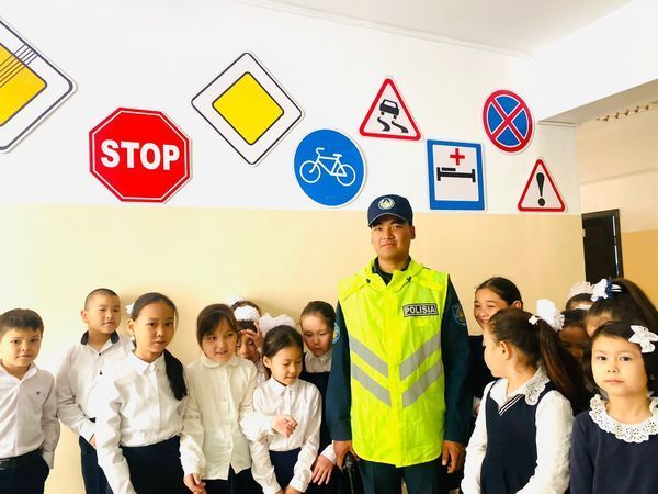 Шымкент: Стражи порядка учат детей безопасности дорожного движения
