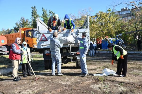 ШЫМКЕНТ: НА ОБЩЕГОРОДСКОМ СУББОТНИКЕ УБРАЛИ ОКРЕСТНОСТИ ДК &quot;ФОСФОРНИК&quot;