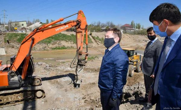 Аким Шымкента ознакомился с ходом строительства дорог в городе.