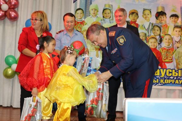 С Днем защиты детей поздравили воспитанников детского дома полицейские Шымкента