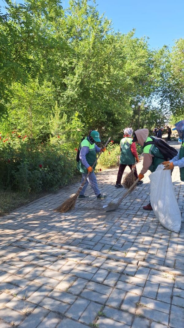 В Абайскаом районе Шымкента провели работу по уборке сквера