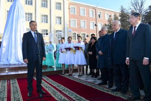 Түркістан облысының әкімі М.Әуезов атындағы ОҚМУ-дің 75 жылдығымен құттықтады