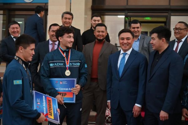 Встреча акима Шымкента с чемпионами мира и Азии