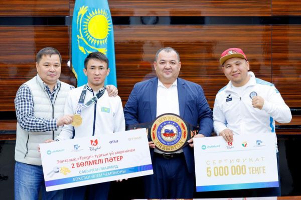 Шымкентскому спортсмену Махмуду Сабырхану вручили 2-х комнатную квартиру и сертификат на 5 млн тенге