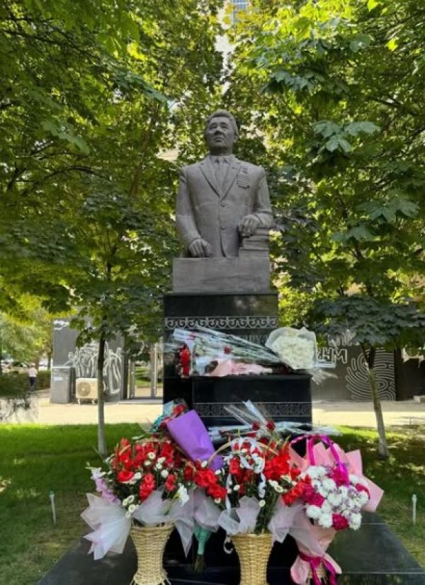 К памятнику Асанбая Аскарова возложили цветы